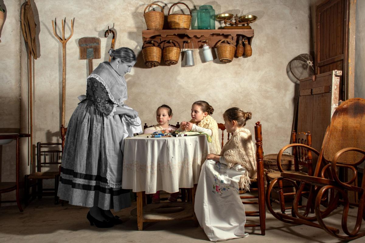 ISABEL FERRER GINER Isabel procedia d’una familia castellonenca acomodada i molt religiosa del segle XVIII que donà tots els seus bens per a la creació del primer col.legi en Castelló dedicat a l’ensenyança de les chiquetes desfavorides. Era la filla d’un advocat i de sa mara va heretar un ilustre llinage nobiliari. En l’escola on ensenyava a resar, a cosir, a brodar i a fer boixet, era un lloc ben mirat i un alberg on s’acollien xiquetes de les famílies més humils de Castelló de la Plana, va ser el primer espai d’aprenentatge dedicat exclusivament a les xiquetes