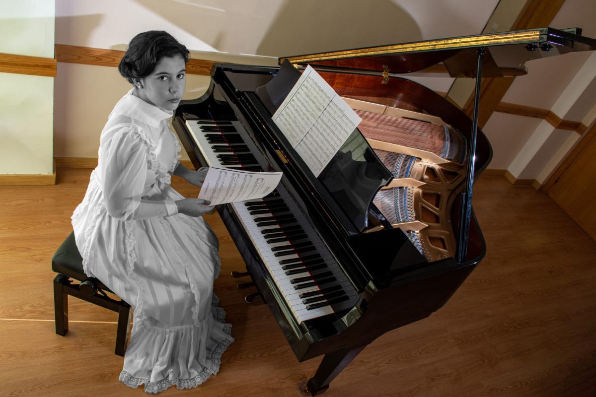 AMPARO ITURBI BÀQUENA Amparo era la germana menuda d’un altre pianista i director d’orquestra molt conegut, José Iturbi. Els dos tenien molt de talent, però sembla que Amparo pel fet de ser dona i més jove, sempre va viure a l’ombra del seu germà. Va naixer a València i el seu debut va ser a Barcelona amb tan sols quinze anys i va conseguir el reconeixement del públic en la seua carrera imparable, que la va dur a les millors sales de concerts de París, Itàlia, Suïssa, Bélgica i fins i tot els Estats Units.
