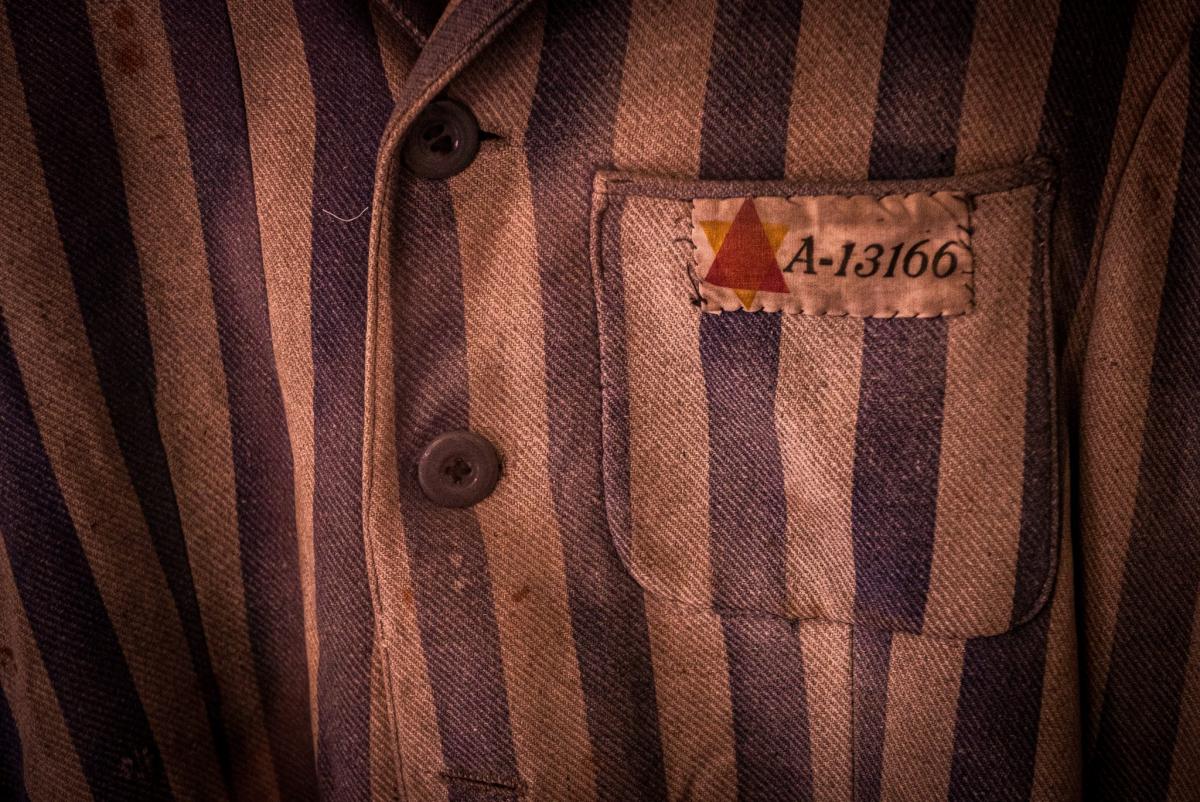 Uniforme con el triángulo rojo (preso político)