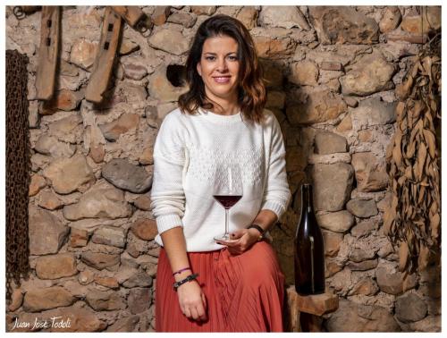 Eva Pizarro GarcíaSumiller, professora i autora del llibre Los vinos que pueden cambiar tu vida.Visc el mon del vi des de l'emoció, tractant de transmetre a la gent d' una forma propera, senzilla i divertida tot el que el meravellós mon del vi es capaç de fer sentir.